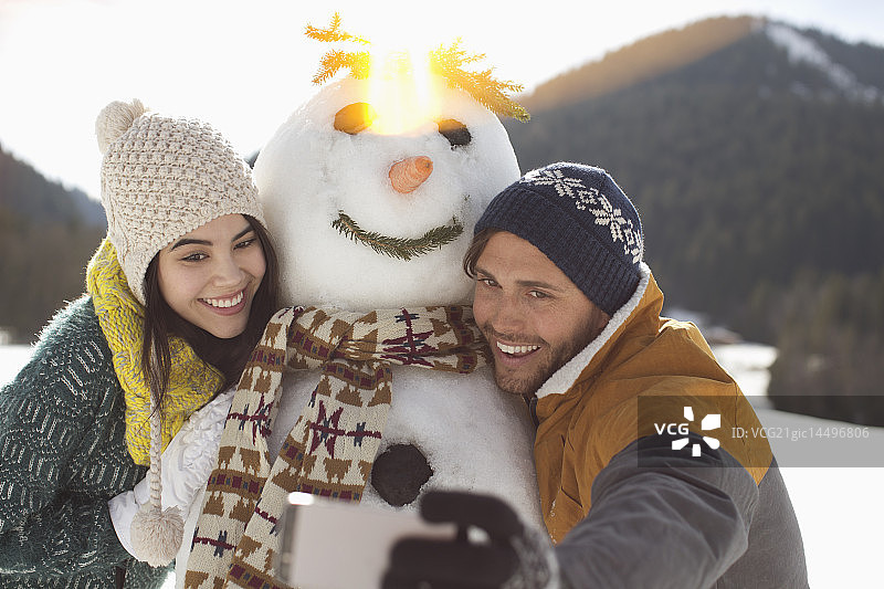 情侣和雪人自拍图片素材