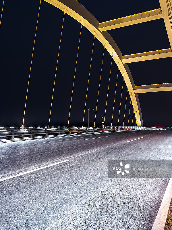 斜拉索桥道路交通夜景图片素材