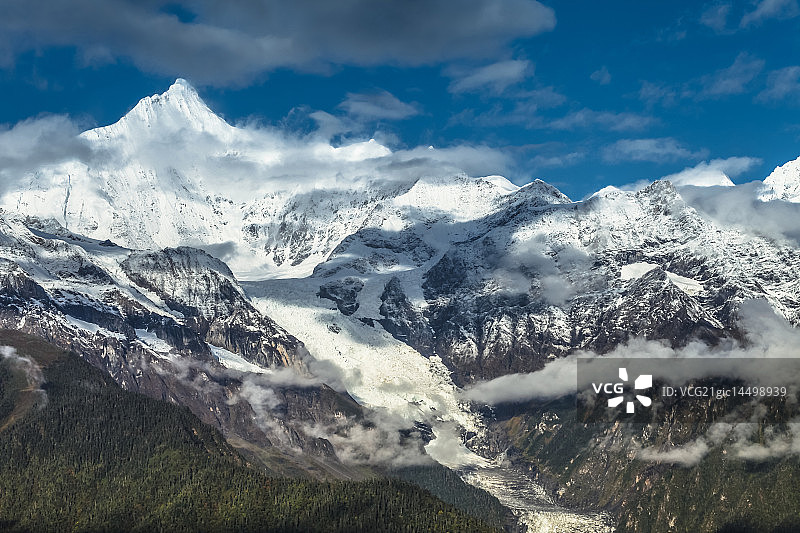 梅里雪山卡瓦博格峰下的明永冰川图片素材