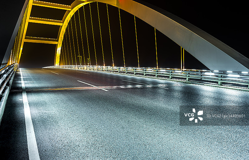 斜拉索桥道路交通夜景图片素材