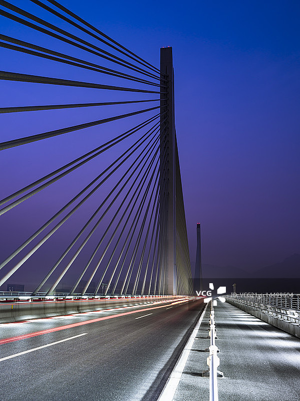 斜拉索桥道路交通夜景图片素材