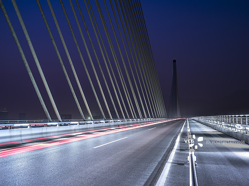 斜拉索桥道路交通夜景图片素材