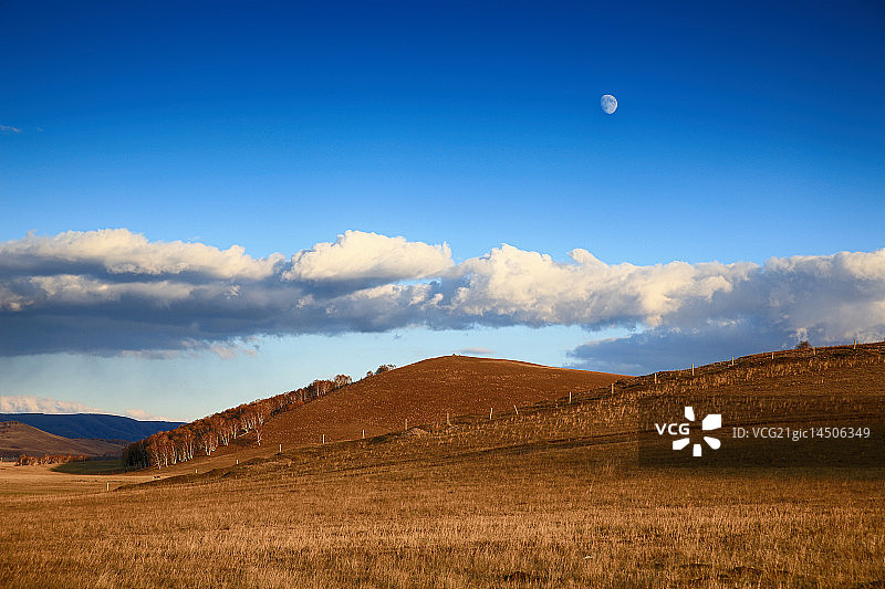 新月的山坡图片素材