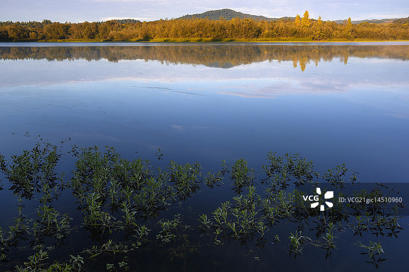 湖与倒影图片素材