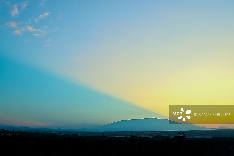 冒纳凯阿火山日出图片素材