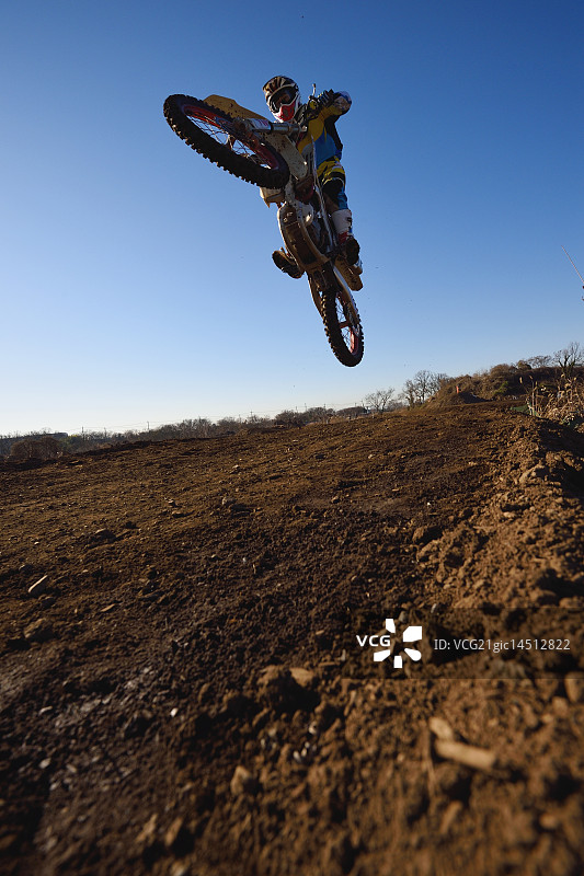 泥路上的摩托车越野赛车手图片素材