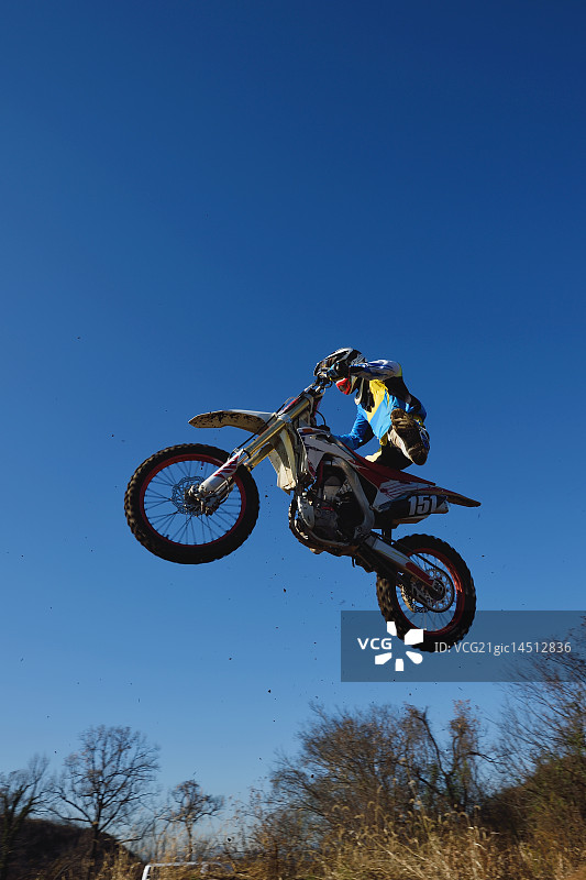 泥路上的摩托车越野赛车手图片素材