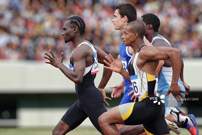 在跑道上跑步的运动员图片素材