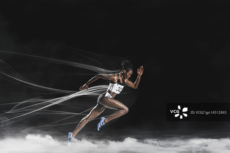 在烟雾中跑步的运动员图片素材