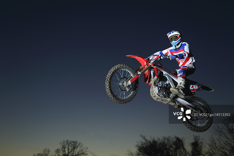 摩托车越野赛车手飞跃泥泞赛道图片素材