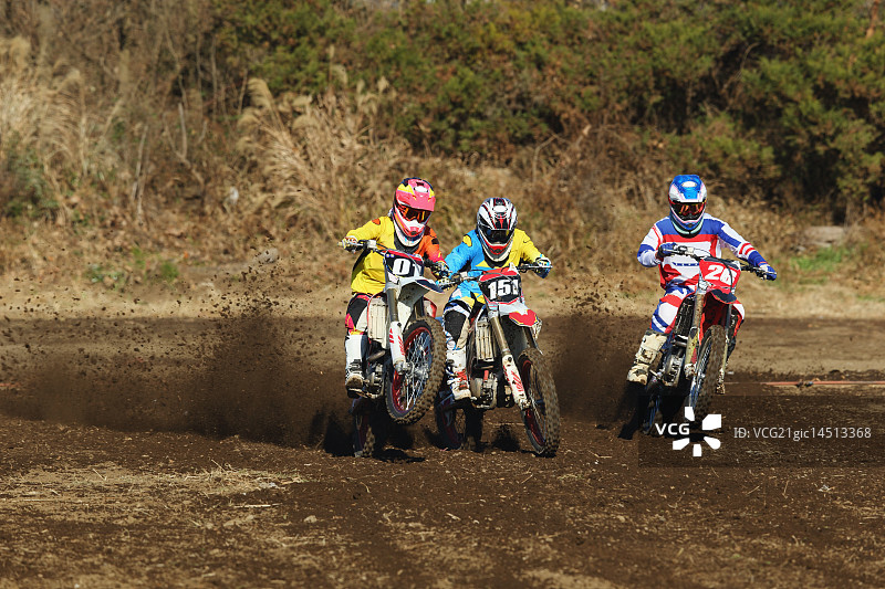 越野摩托车手在泥土赛道上图片素材