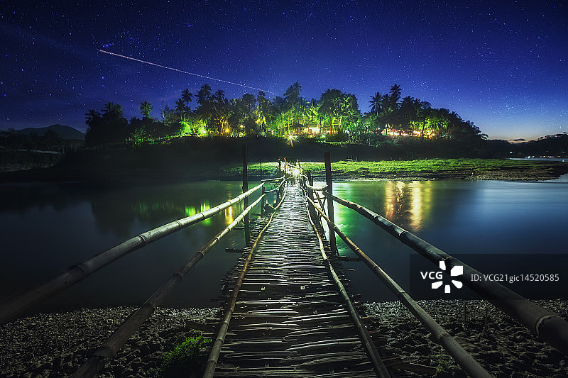 Bamboo bridge over Khan River, Laos图片素材