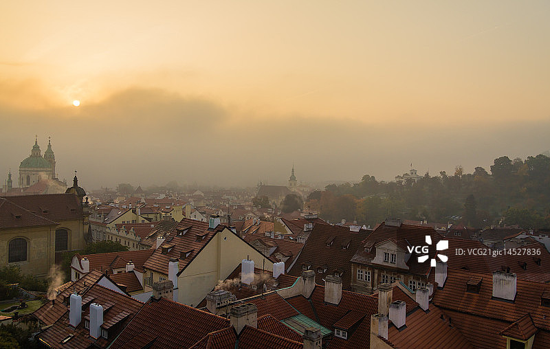 清晨的烟囱图片素材