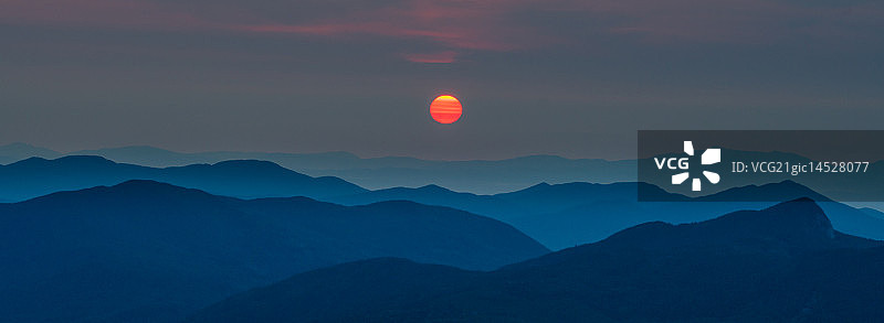 阿冈昆的日出图片素材