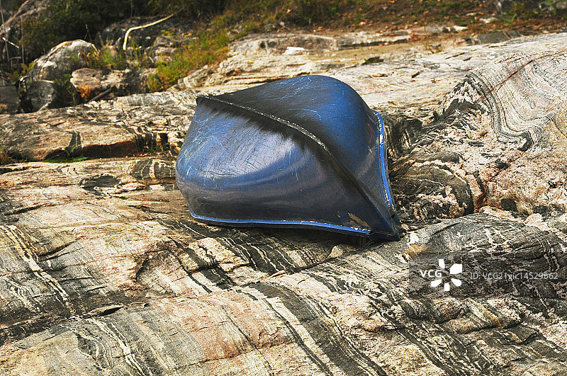 岩石上的独木舟图片素材