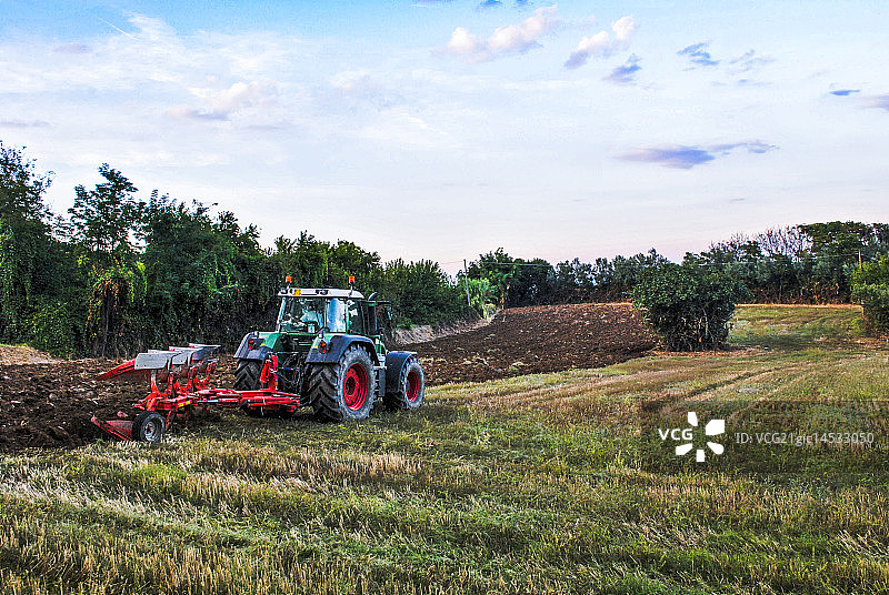 拖拉机作业中图片素材
