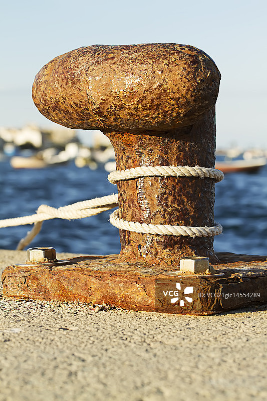 阳光明媚的系船柱图片素材