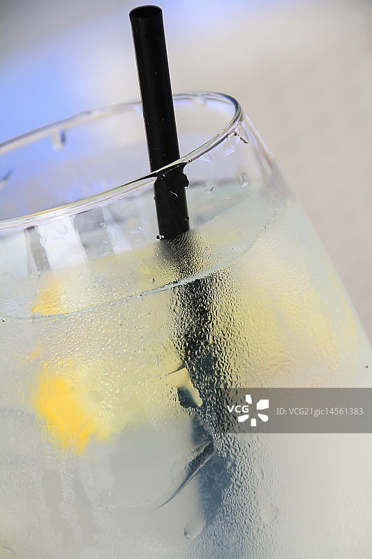 来杯柠檬水吗？图片素材