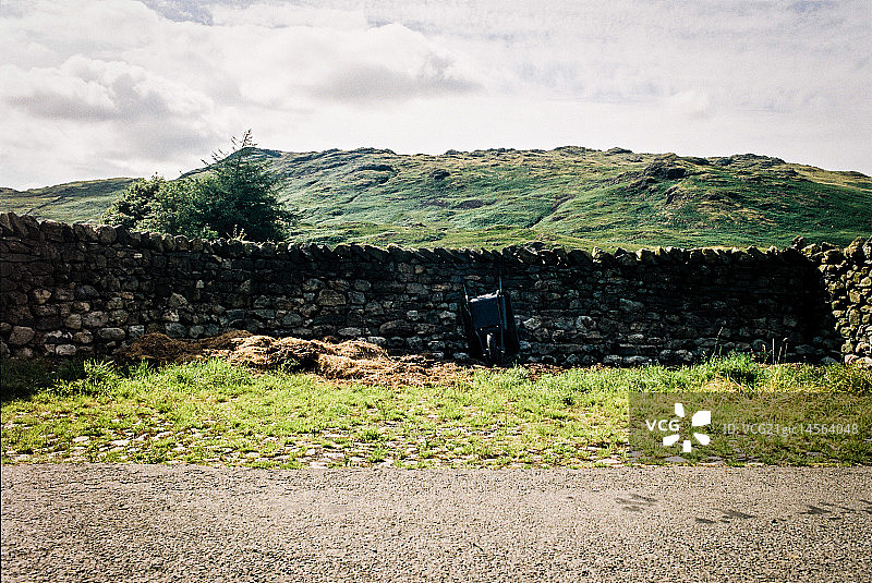 墙边的手推车图片素材