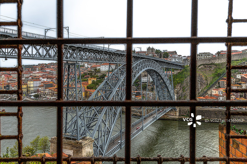 铁栏杆后面图片素材