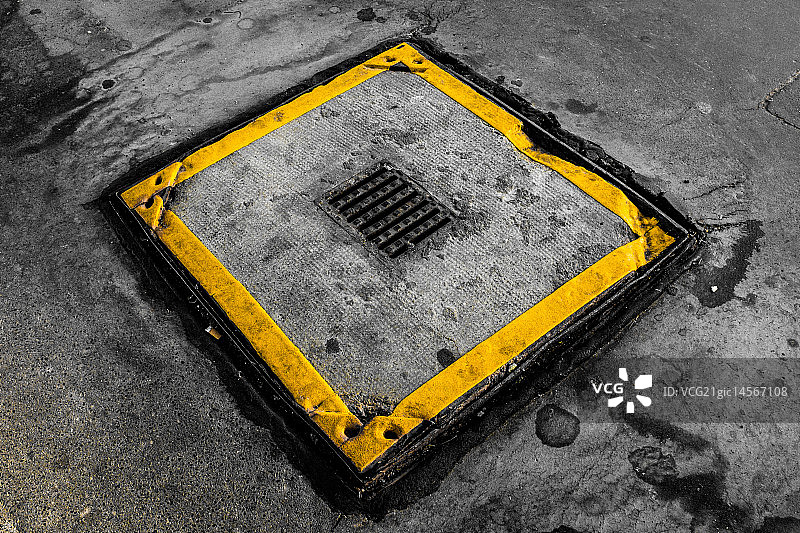 融化的沙井盖图片素材