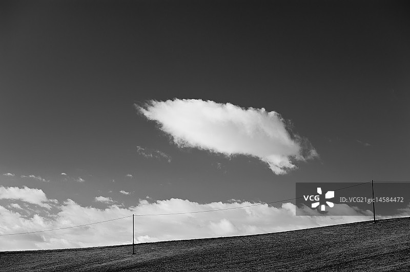 悬浮的云朵图片素材