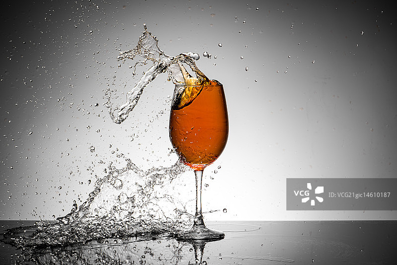 葡萄酒杯冲水的瞬间图片素材