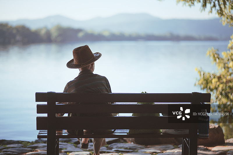 Man sitting by West lake图片素材