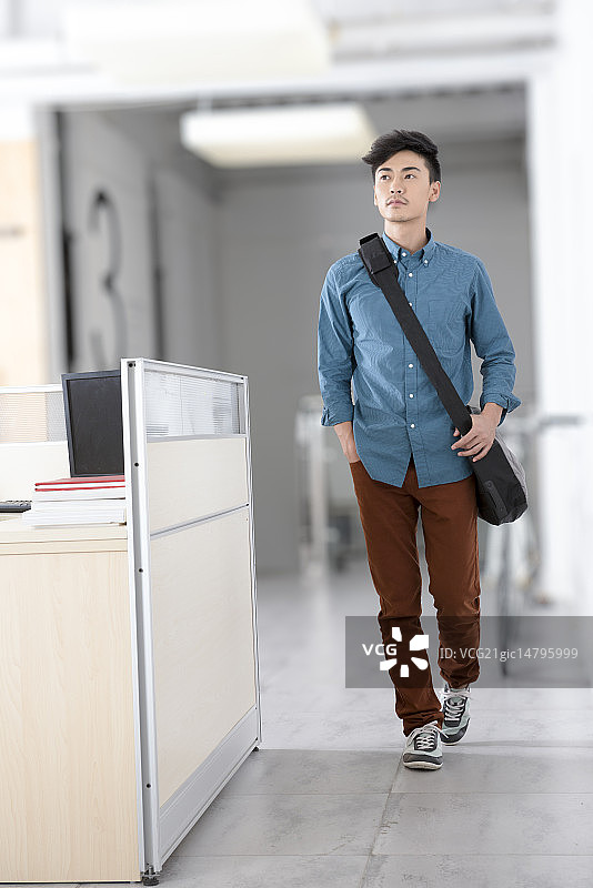 Creative businessman leaving office图片素材