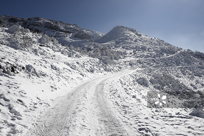四川牛背山雪山极端冰雪道路图片素材