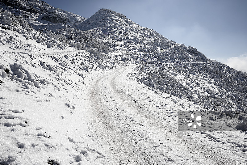 四川牛背山雪山和极端冰雪道路图片素材