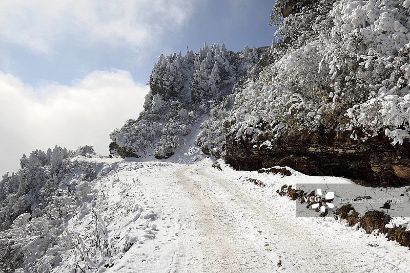 四川牛背山雪山和极寒冰雪道路图片素材