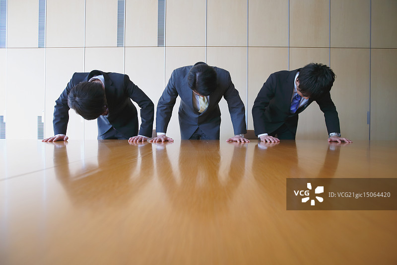 道歉的日本商人图片素材