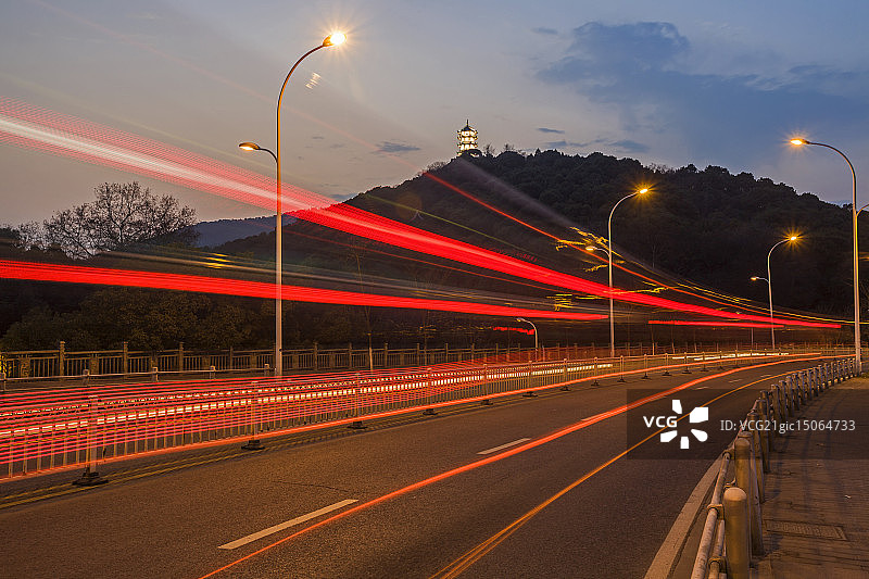路桥与山脉夜景图片素材