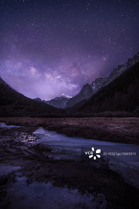 四川夏诺多吉雪山星空-稻城亚丁风景区图片素材