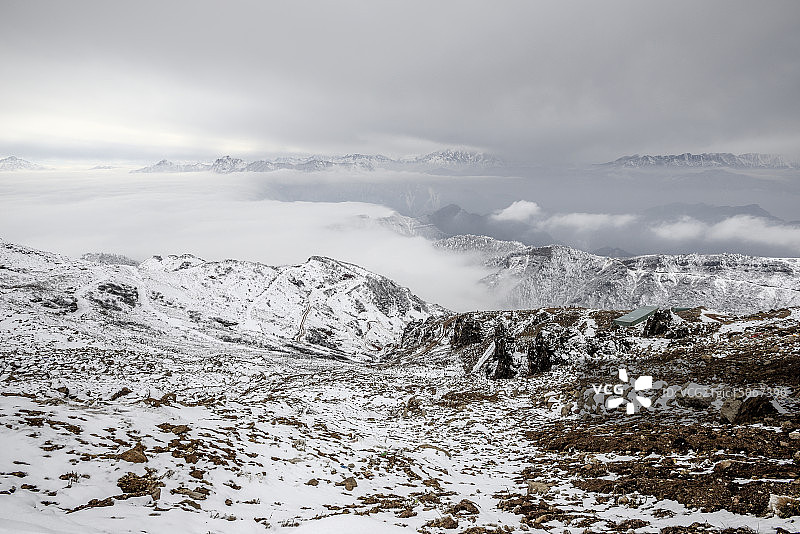 牛背山雪山云海和山顶冰雪地面图片素材