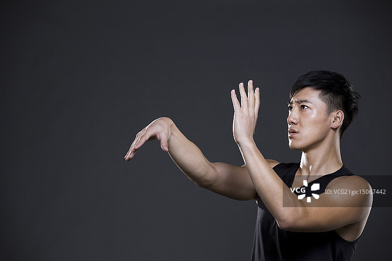 年轻男子投篮图片素材