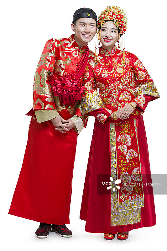 穿中式古装结婚礼服的新娘和新郎图片素材