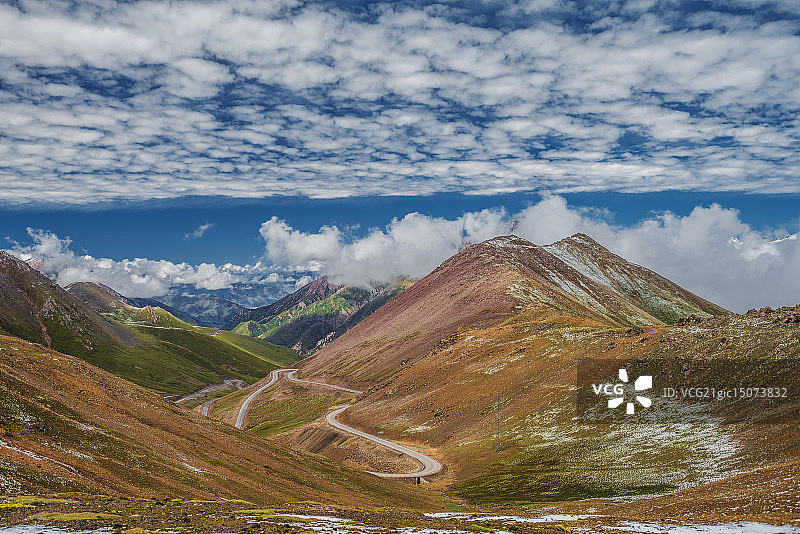 青海祁连县大冬树山垭口山路图片素材