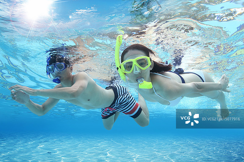 青年男女水下运动图片素材