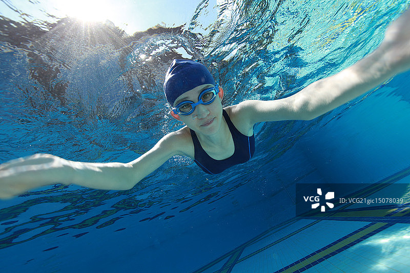年轻女人在水下游泳图片素材