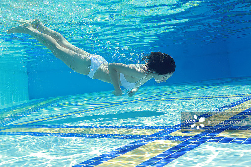 年轻女人在水下游泳图片素材