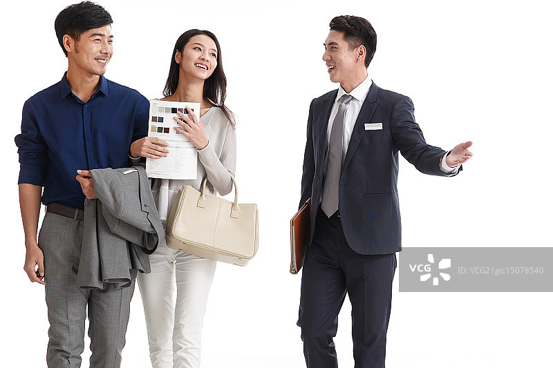 青年夫妇和汽车销售人员图片素材