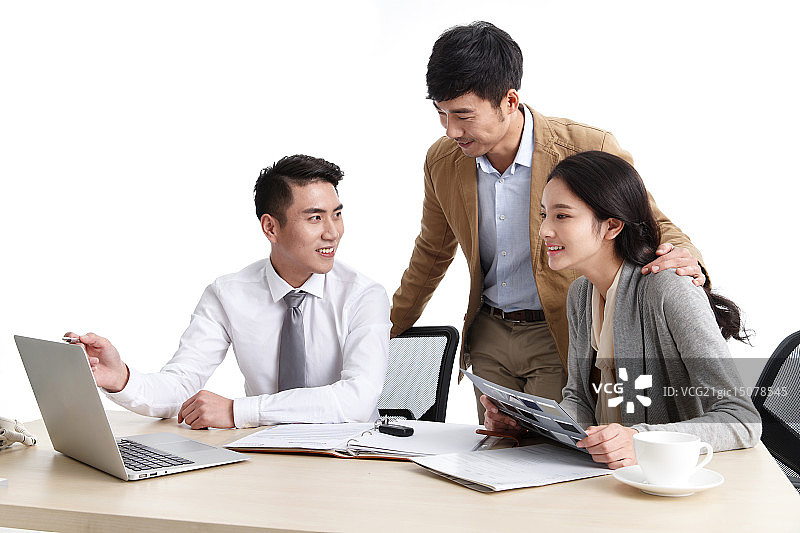 青年夫妇和汽车销售人员图片素材