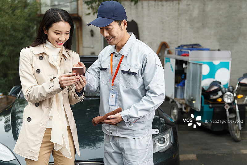 青年女人和洗车工人图片素材