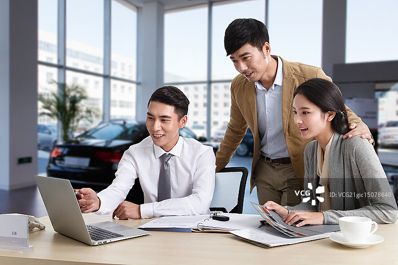 青年夫妇和汽车销售人员图片素材