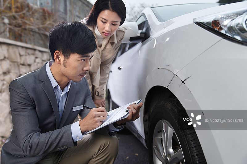 青年女人和汽车修理人员图片素材