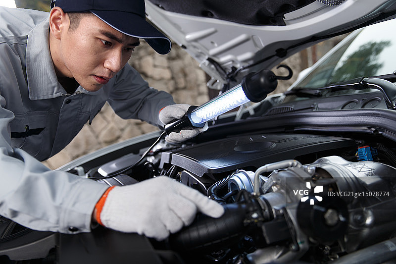 汽车修理人员在维修汽车图片素材