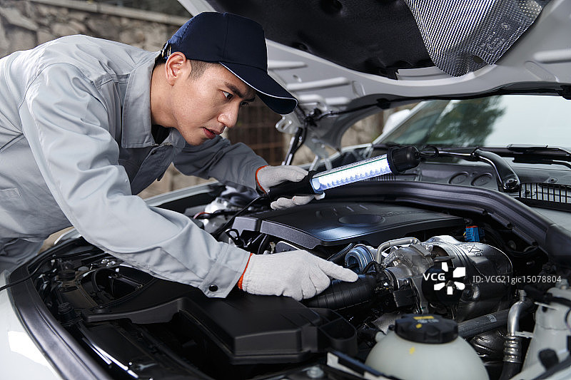 汽车修理人员在维修汽车图片素材