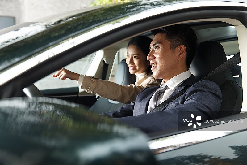 专车司机给一个青年女人驾车图片素材